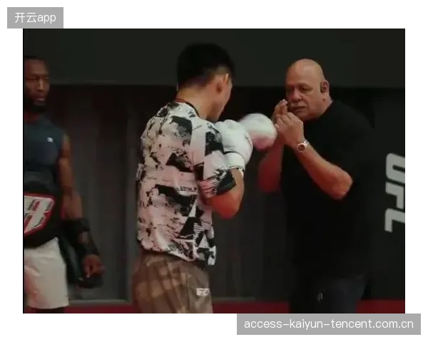 UFC拳手抱颈降服成功令现场欢呼震耳