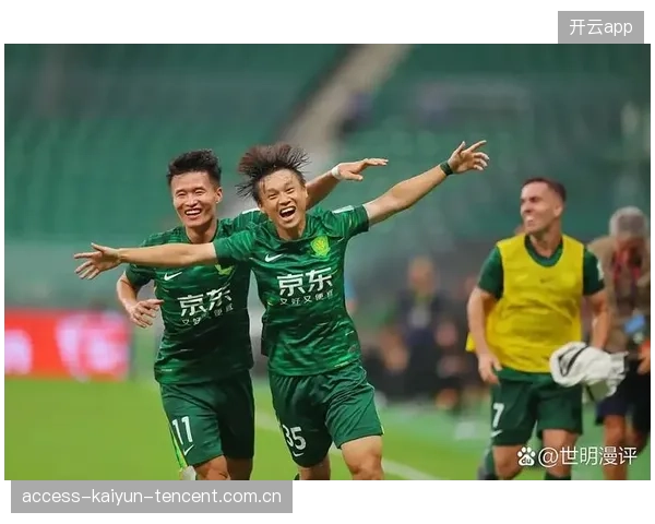 争议红牌改变战局，全场球迷怒吼——一场足球盛宴背后的激情与争议